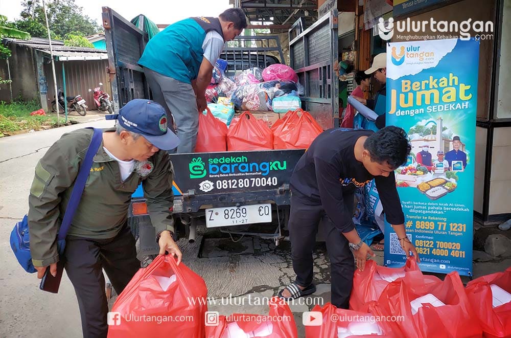 Sedekah-Jumat-190-Ulurtangan-Berbagi-Untuk-Korban-Banjir-02