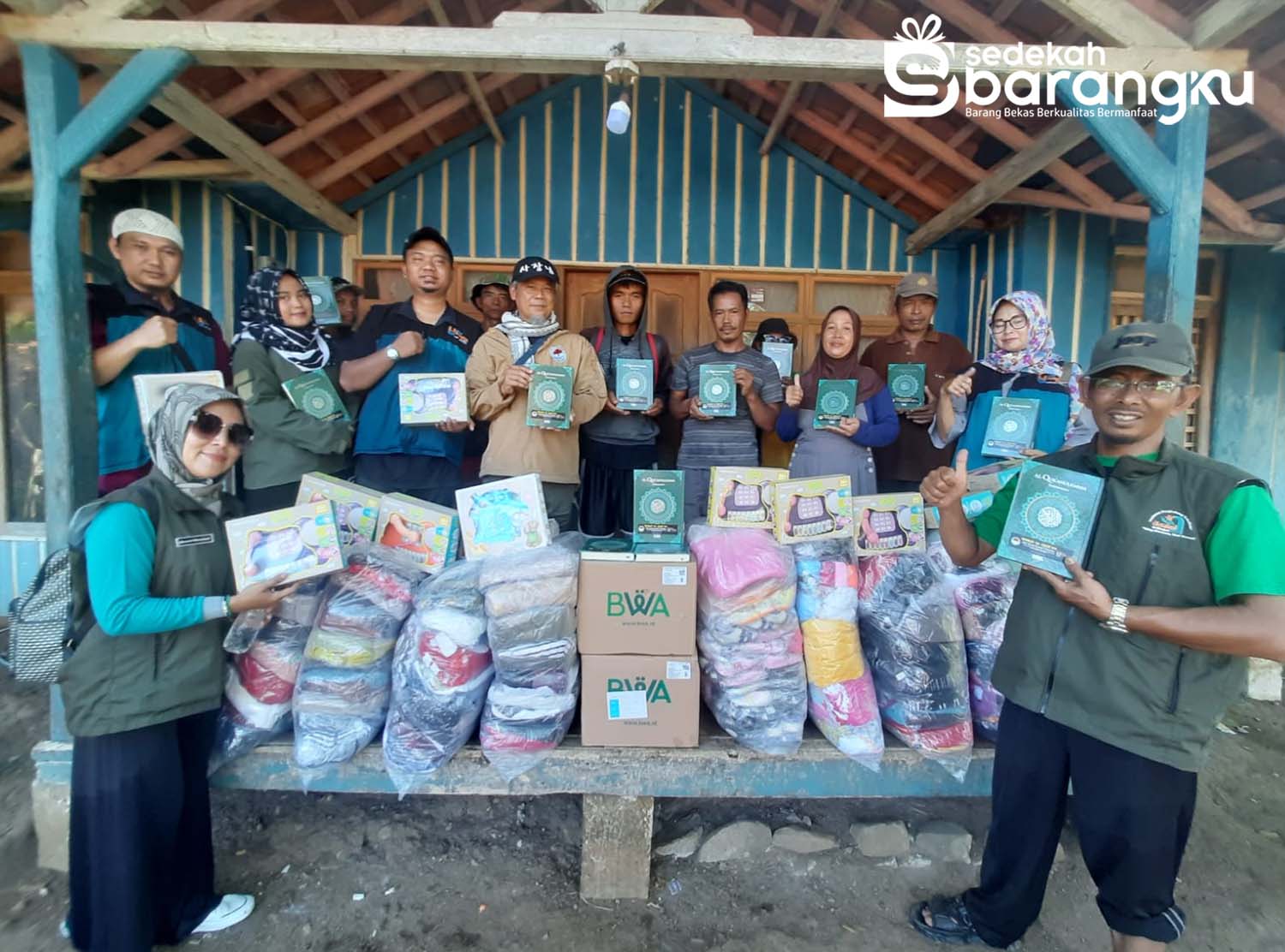 Distribusi Wakaf Quran dan Sandang ke Kampung Wangun, Kec. Bungbulang, Garut Selatan