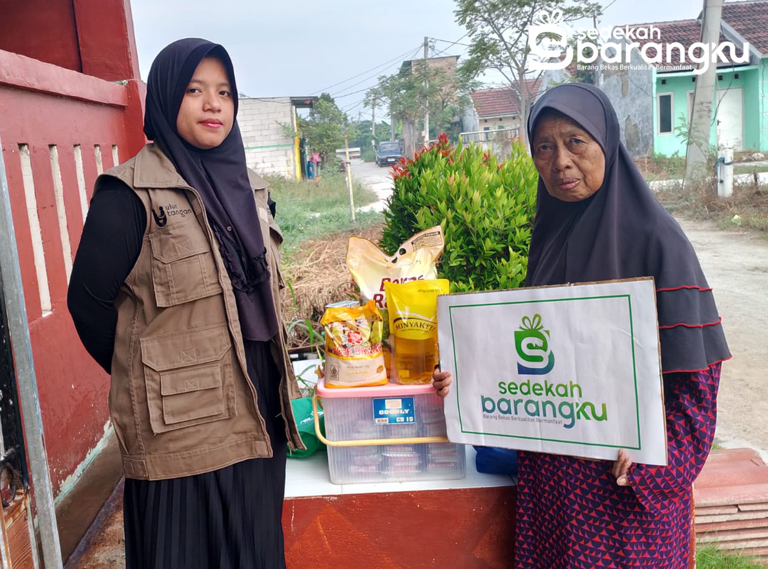 Penyaluran Ke-25 Bantuan Paket Sembako Untuk Mbah Sopiah, Seoran Penjual Kue Keliling Di Babelan Kabupaten Bekasi.