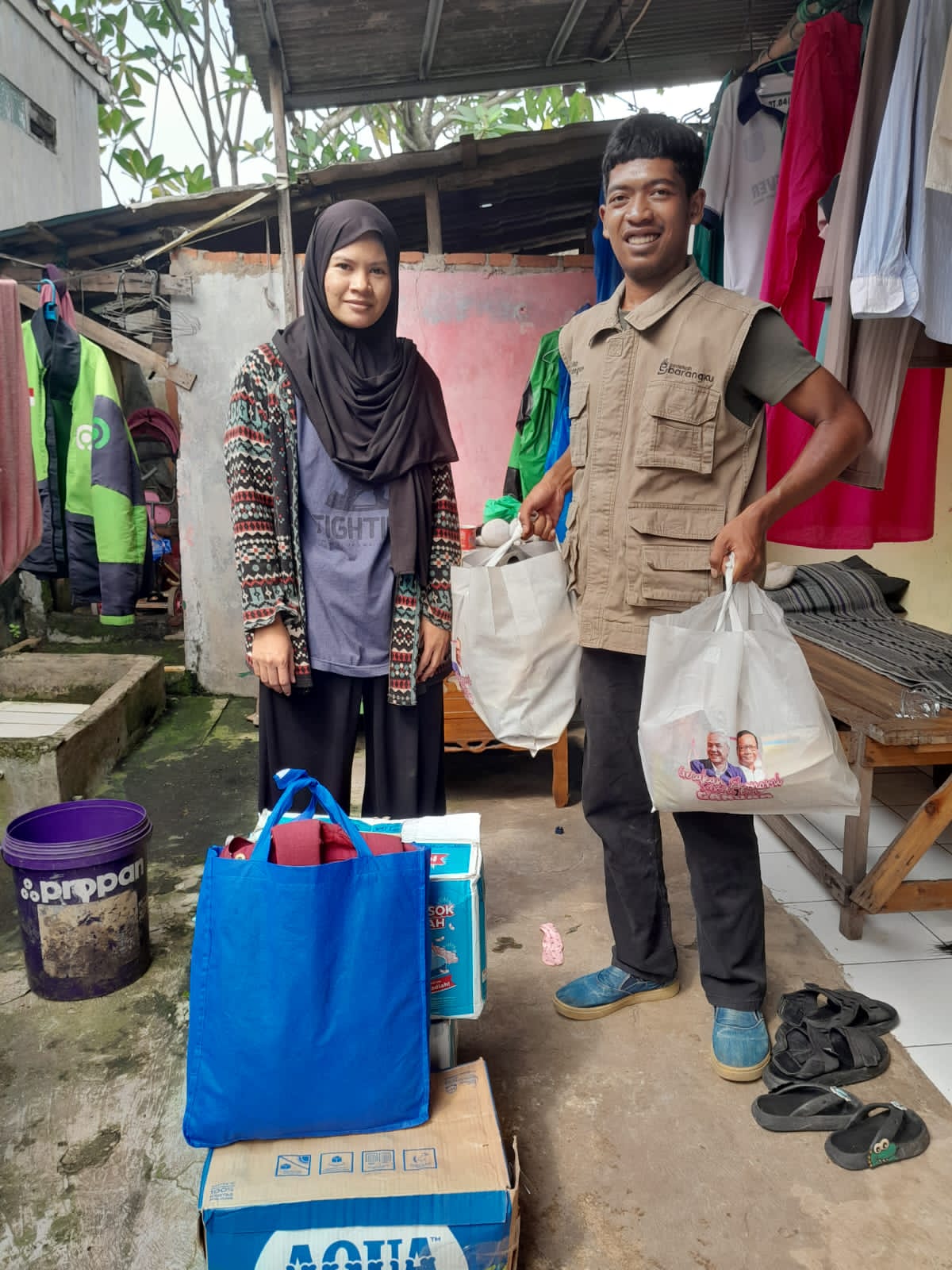 Relawan Sedekah Barangku siap menjemput donasi barang Anda melalui layanan penjemputan