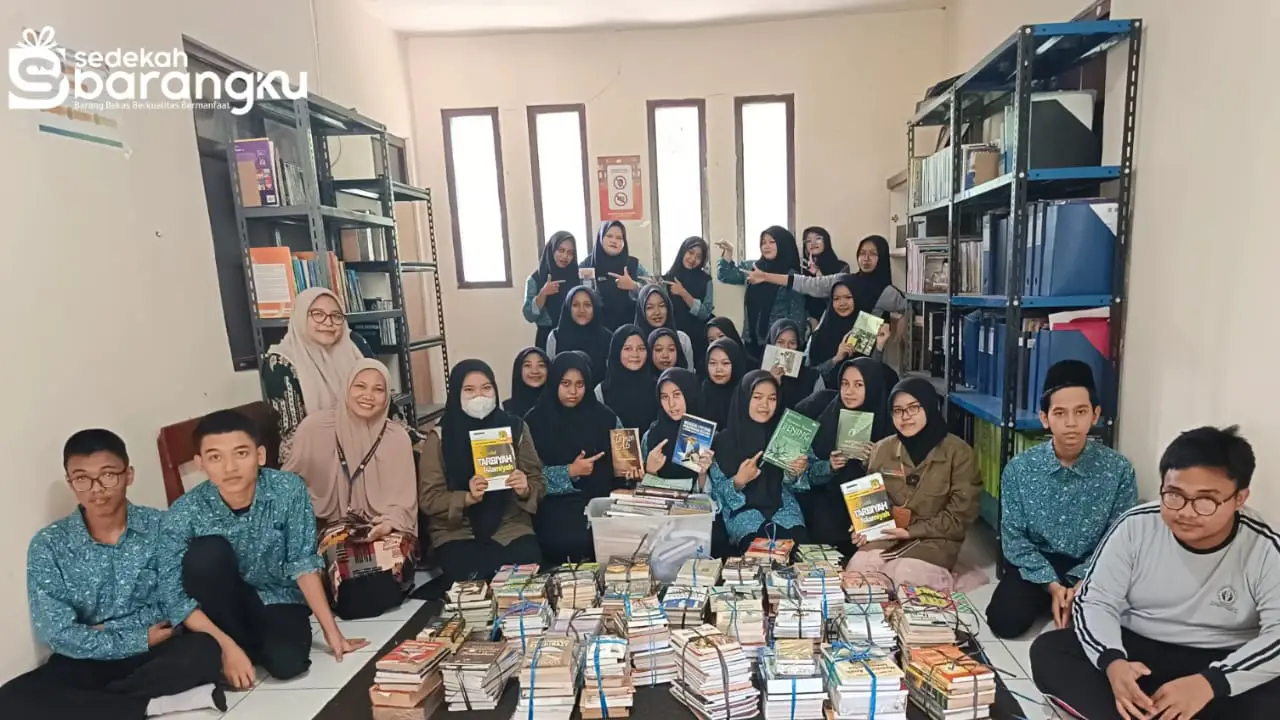 Gerakan Bagi Ilmu: Tim Relawan Ulur Tangan Salurkan Buku ke Perpustakaan Pesantren Raudhatul Jannah