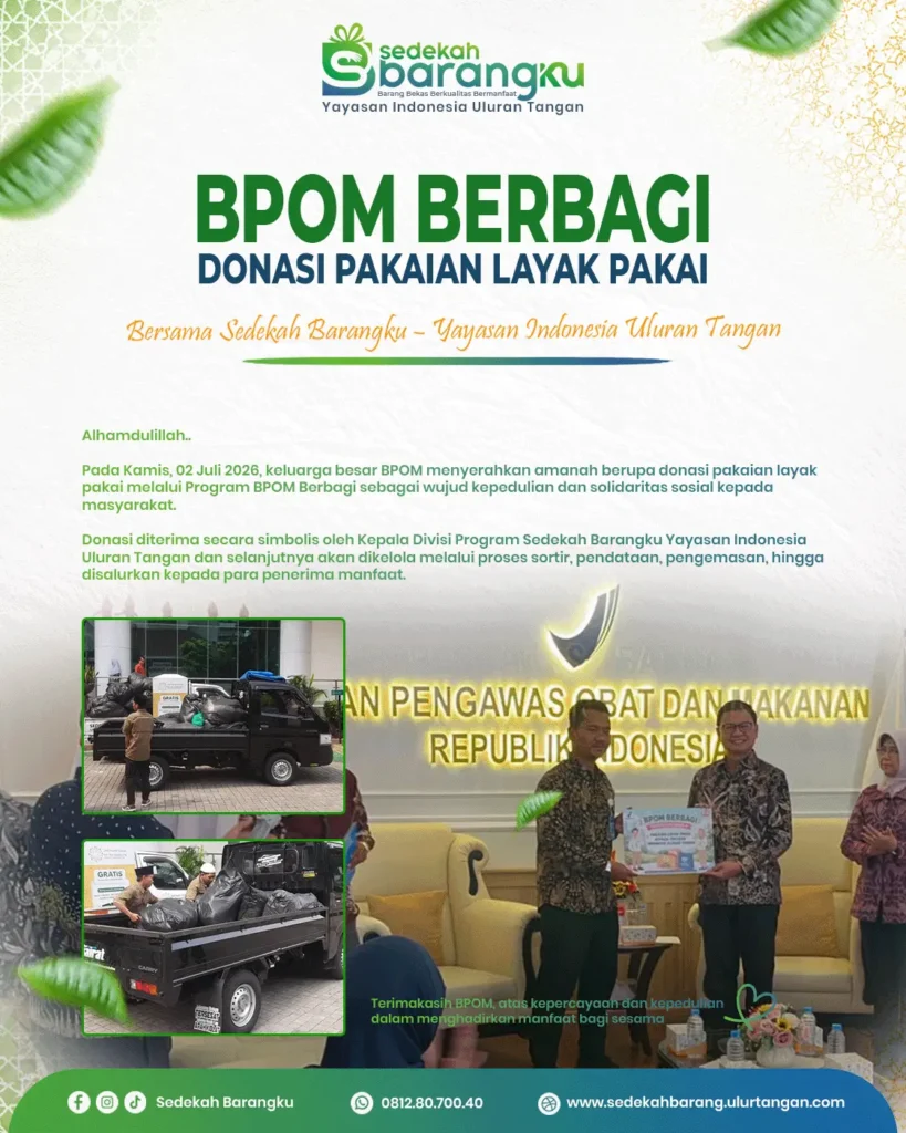 Kepala BPOM menyerahkan donasi pakaian layak pakai Program BPOM Berbagi kepada Sedekah Barangku Yayasan Indonesia Uluran Tangan sebagai bentuk kepedulian sosial.