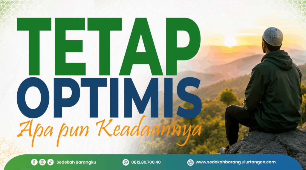 Ilustrasi seorang Muslim duduk di atas batu memandang matahari terbit di pegunungan sebagai simbol tetap optimis dalam segala kondisi, berharap kepada Allah, dan tidak berputus asa menghadapi ujian hidup.