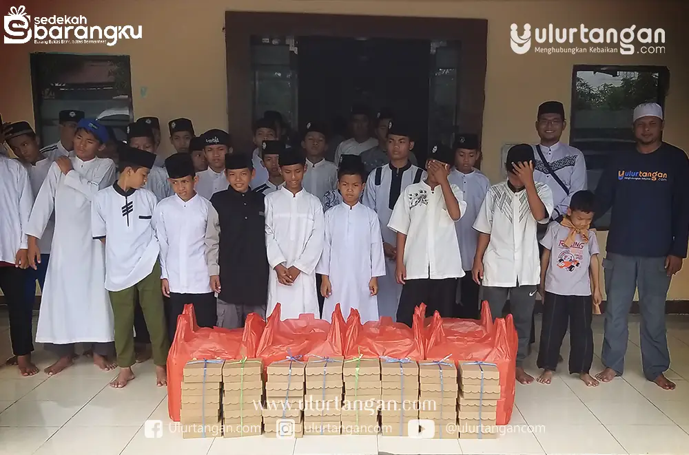 Berkah Jum’at ke-180: Ulurtangan Berbagi Makan Untuk Para Santri Penghafal Qur’an di Ponpes Ashabul Kahfi