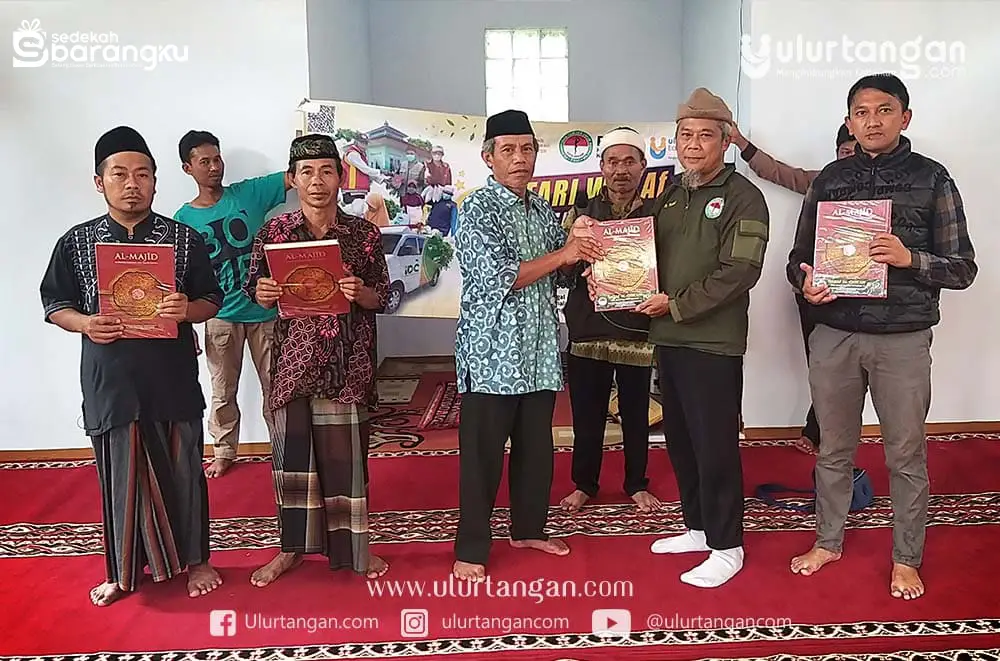 Safari Qur’an Yayasan Indonesia Uluran Tangan Bersama PDUI Bekasi Bagikan Wakaf Al-Qur’an untuk Jamaah Masji Al-Falah Garut