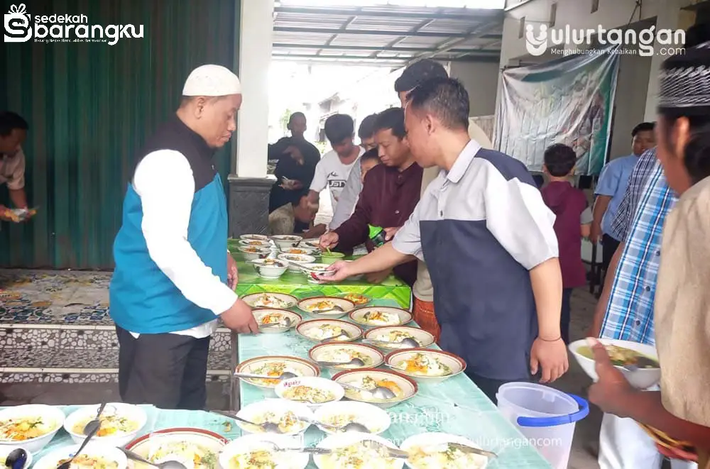 Berkah Jum’at ke-182: Ulurtangan Berbagi Makan Untuk Jamaah Shalat Jum’at di Masjid Hafsah Sukoharjo