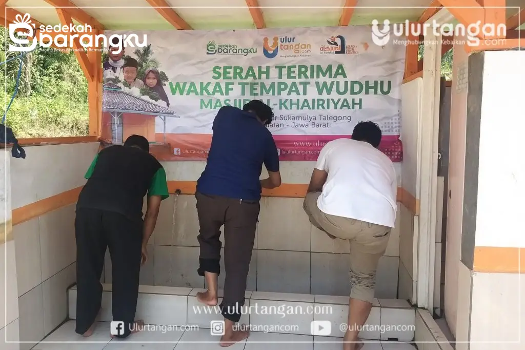 Ulur Tangan Resmikan Pembangunan Wakaf Tempat Wudhu dan MCK Masjid Al-Khairiyah Garut