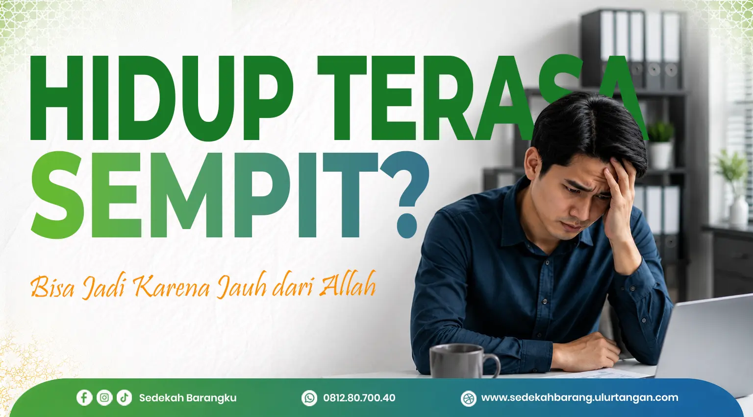 Pemuda muslim tampak sedih dan kebingungan di ruang kantor sebagai ilustrasi hidup terasa sempit karena jauh dari Allah berdasarkan QS. Thaha ayat 124
