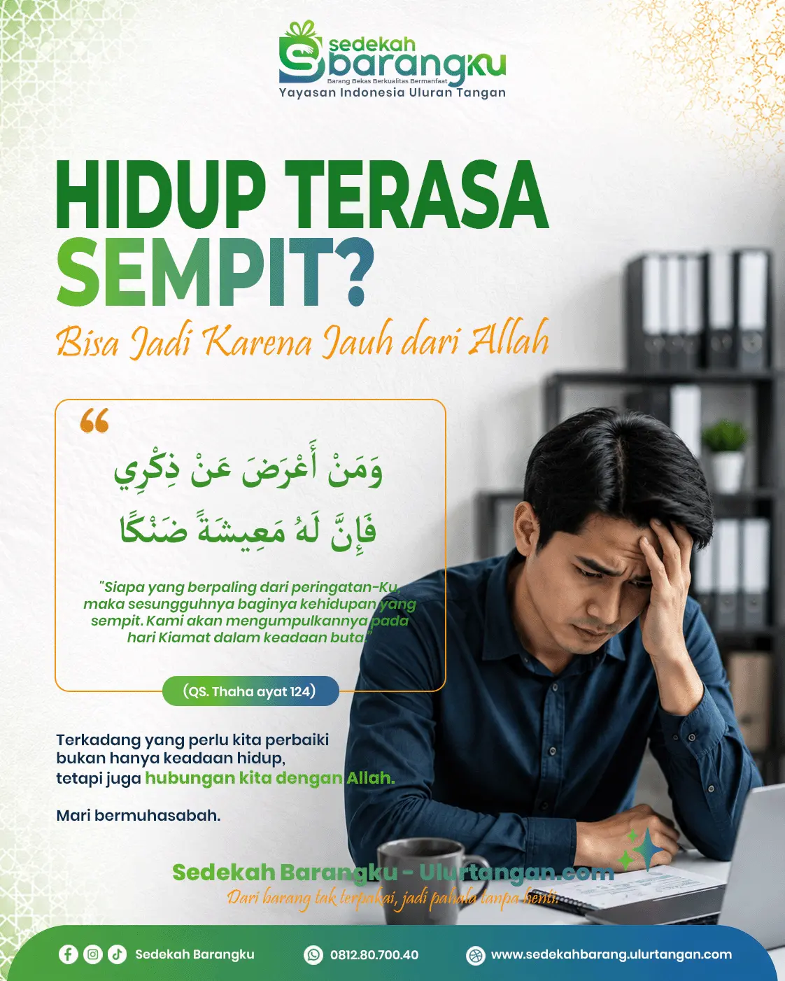 Pemuda muslim tampak sedih dan kebingungan di ruang kantor sebagai ilustrasi hidup terasa sempit karena jauh dari Allah berdasarkan QS. Thaha ayat 124