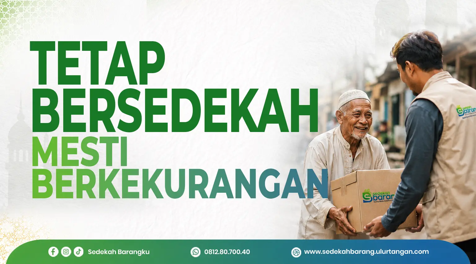 Template poster dakwah 16:9 berlatar tekstur kertas putih dengan nuansa islami menampilkan relawan Sedekah Barangku menyerahkan kotak donasi kepada seorang lansia sebagai ilustrasi keutamaan berbagi dan sedekah dalam Islam.