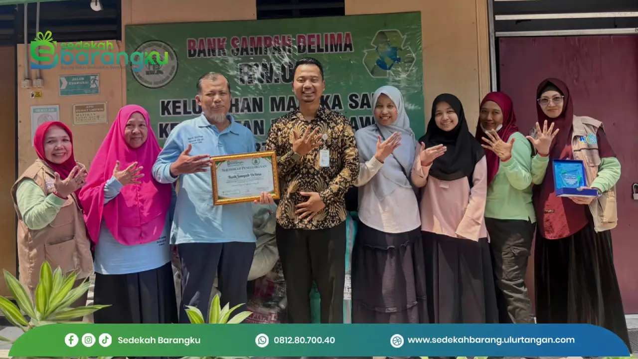 Sedekah Barang Tak Berhenti di Gudang: Yayasan Indonesia Uluran Tangan Bangun Kolaborasi dengan Bank Sampah dan Rumah Pilah