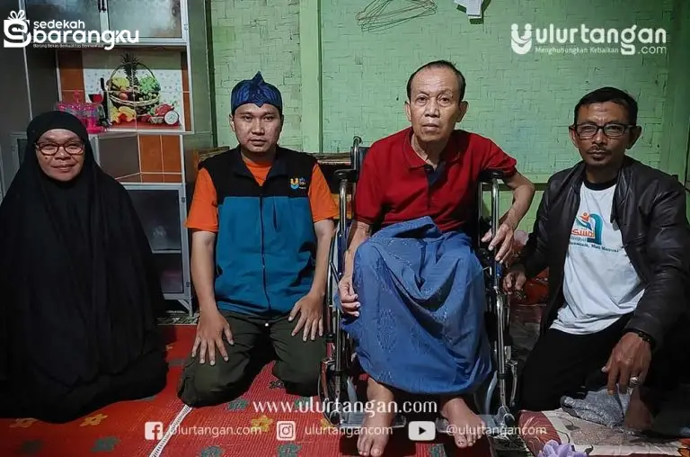 Ulurtangan Salurkan Bantuan Kesehatan Kursi Roda Untuk Ustadz Dede Penderita Stroke