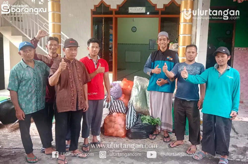 Yayasan Indonesia Uluran Tangan Bagikan Sayuran untuk Warga yang Terkena Banjir di Kota Solo